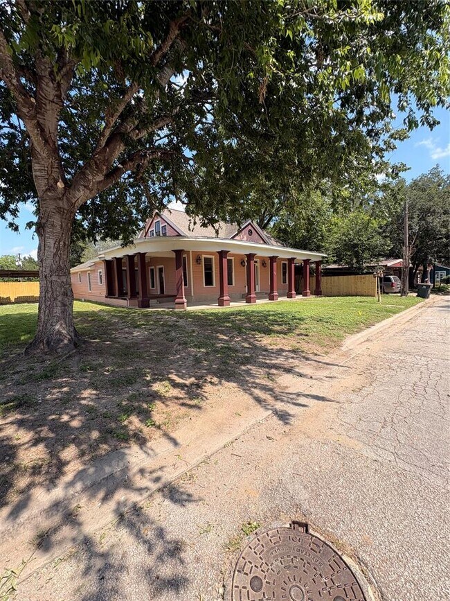 Building Photo - 105 S Cedar Ave