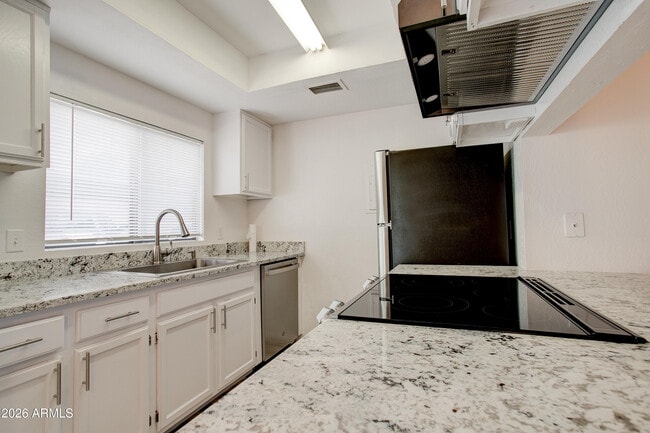 Building Photo - 2215 W Augusta Ave