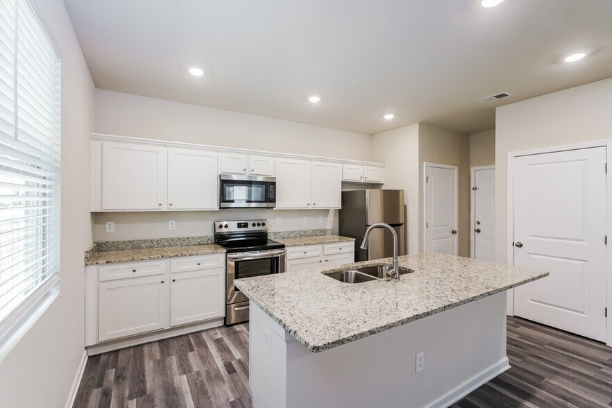 Building Photo - 444 Clematis Court