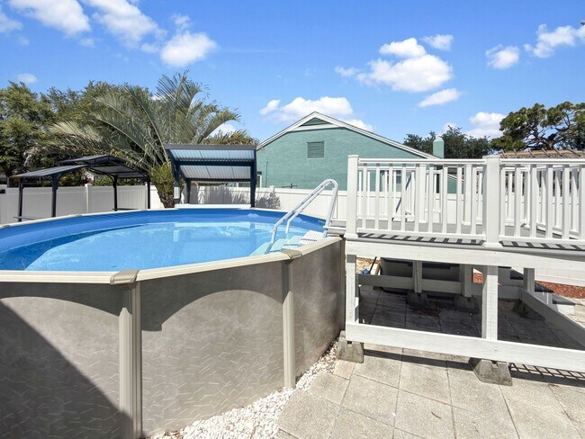 Building Photo - Recently Updated 3/2 with Pool and 2 Car Garage