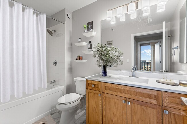 Building Photo - 807 Davis St