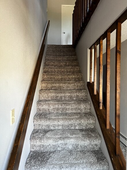 Building Photo - 593 Redwing Ln