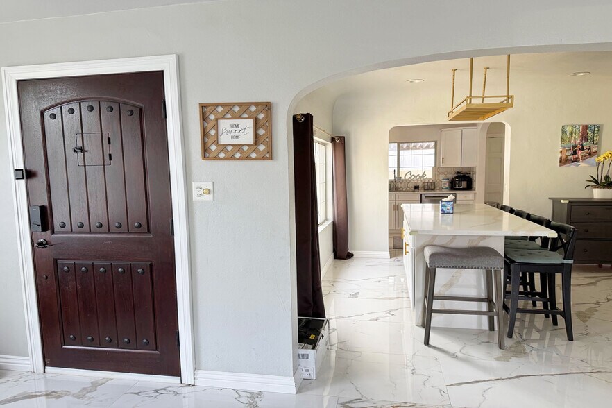 Building Photo - 1245 N Orchard Dr