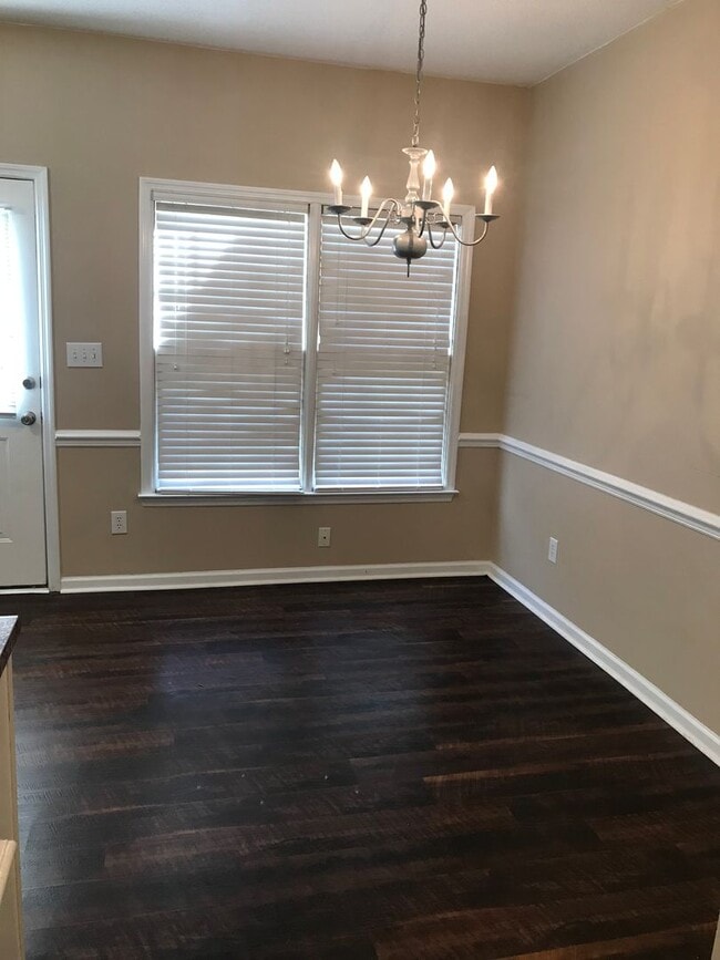 Building Photo - Nice 2 bedroom 2.5 bath town home in quiet neighborhood in town