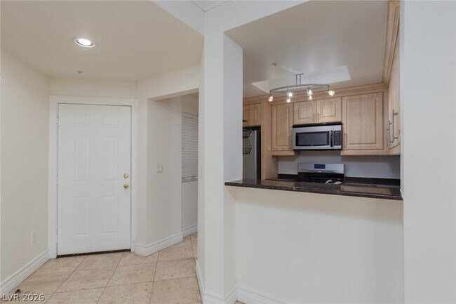Building Photo - 210 E Flamingo Rd