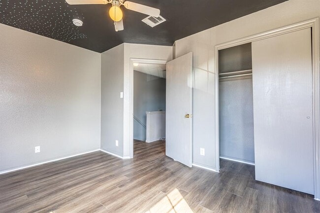 Building Photo - 1422 Meadow Pkwy