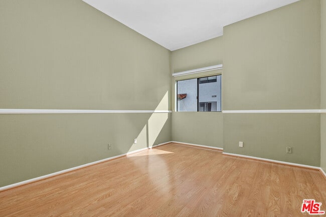 Building Photo - 1561 Palisades Dr