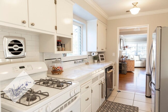 Building Photo - 1121 N Cambridge Ave