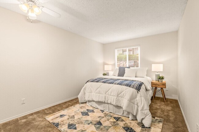 Building Photo - 2 Bedroom 1 Bathroom Lakeside Unit!