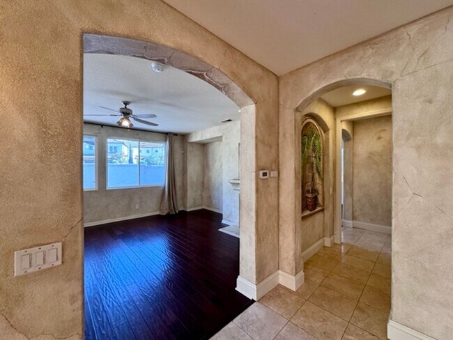 Building Photo - FOR LEASE: Stunning expansive 3 Bedroom Re...