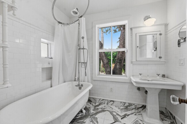 Building Photo - 1615 Monroe St