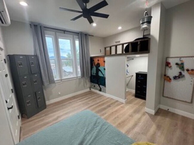 Building Photo - Beautiful, 6 Bedroom Home! 6 or 18 Month Lease!