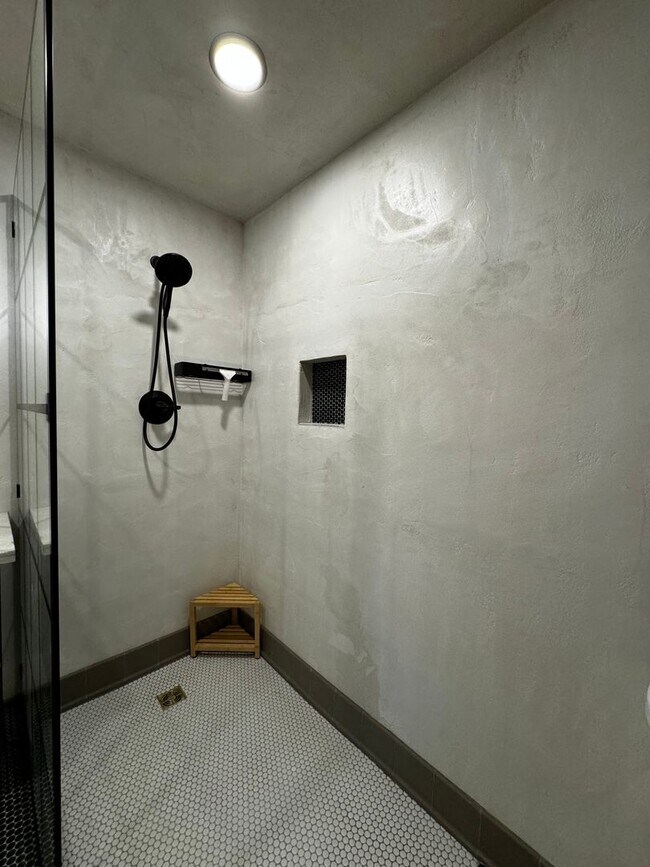 Building Photo - 1604 Square foot modern multi level home minutes from Occidental, storage, primary suite, large y...