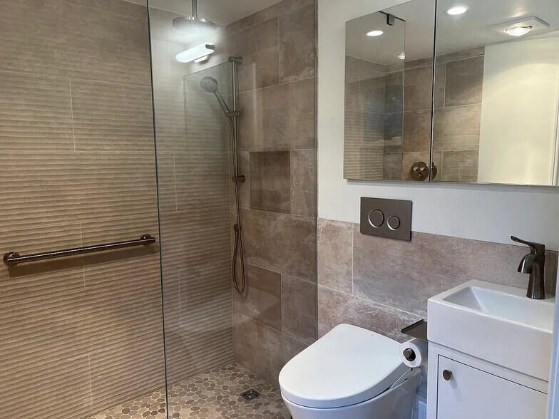 Building Photo - 1310 33rd St NW