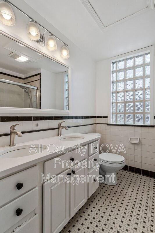 Building Photo - 123 E St SE