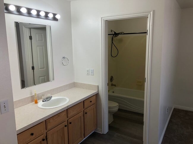 Building Photo - Cute Provo 3 bed 2.5 bath Townhome