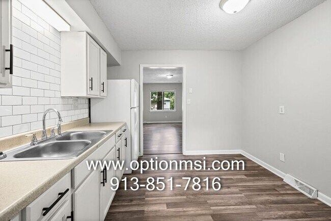 Building Photo - Very Spacious and ready for immediate move-in!!