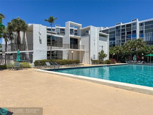 Building Photo - 800 Parkview Dr
