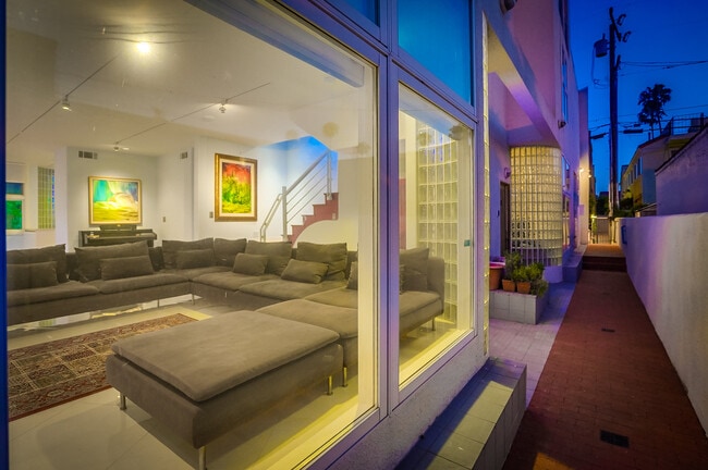 Building Photo - 1128 22nd St