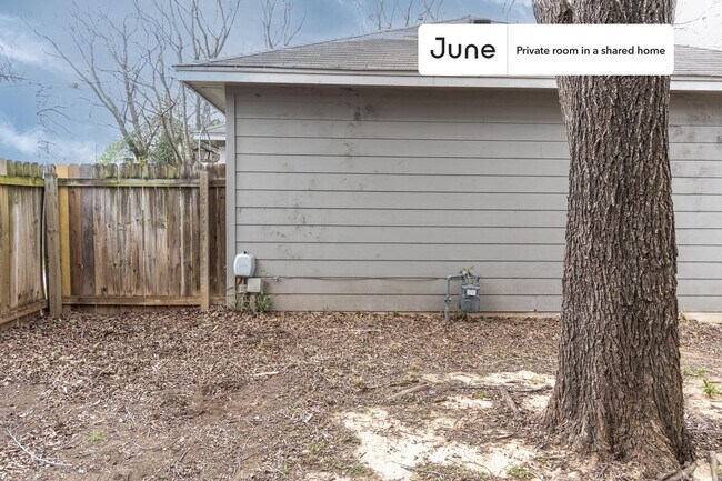 Building Photo - Room in Shared 5 bed/2 bath home