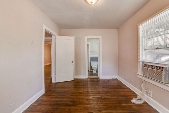 Building Photo - Tulsa 2-Bedroom Home | Walk to TU + Fenced...