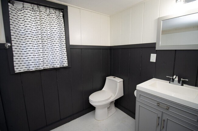 Building Photo - 3 Bedroom, 2.5 Bathroom in Shandon - The F...