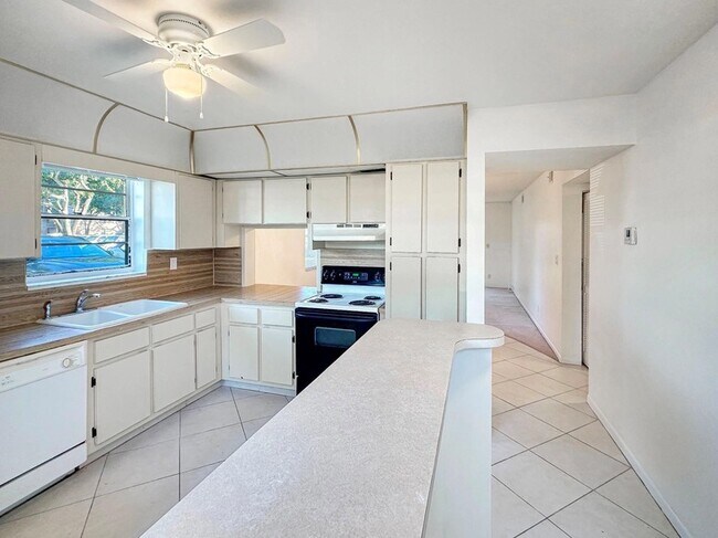 Building Photo - 6090 N Sabal Palm Blvd