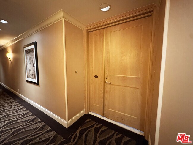 Building Photo - 10520 Wilshire Blvd