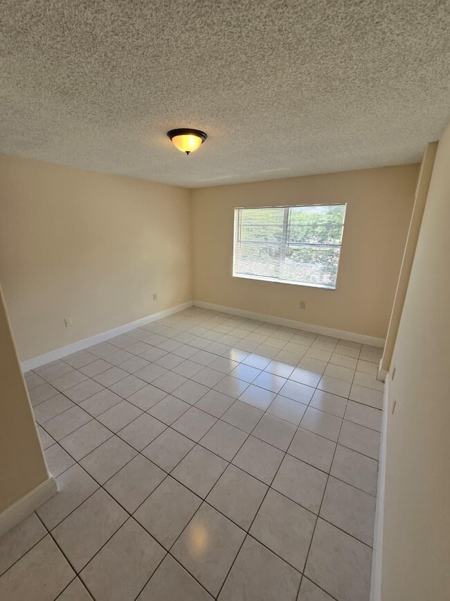 Building Photo - 4304 NW 9th Ave