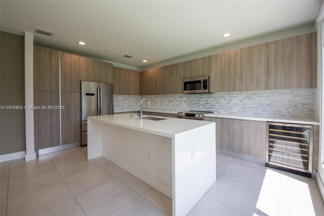 Building Photo - 6839 NW 103rd Ave