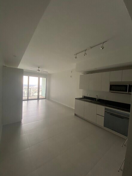 Building Photo - 1010 Brickell Ave