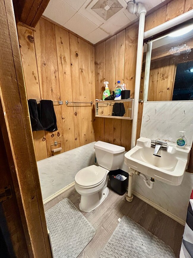 Building Photo - AVAILABLE JUNE - 4 BED 2 BATH