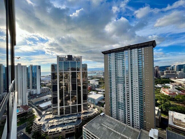 Building Photo - Kakaako: 2 Bed, 2 Bath, 2 Parking with Sto...