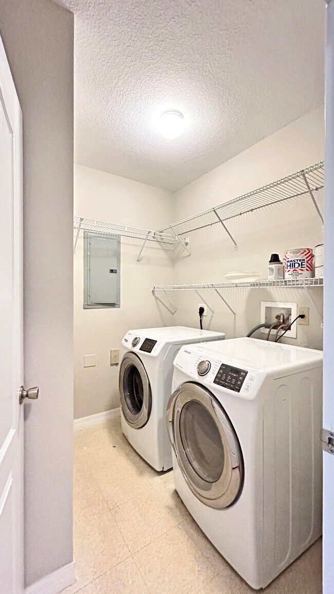 Building Photo - 116 SW Peacock Blvd