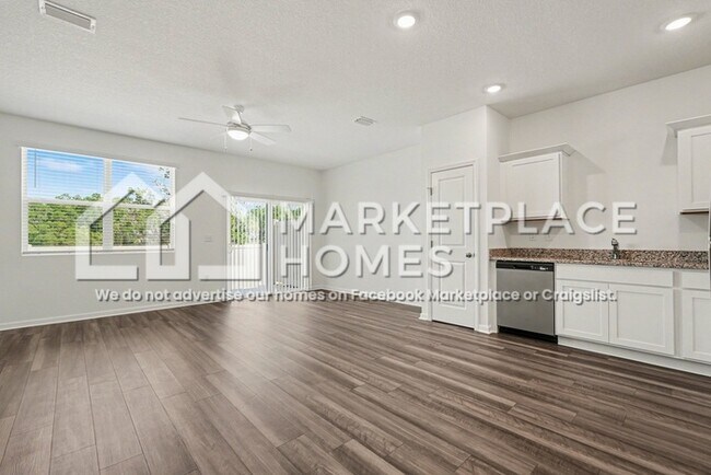 Building Photo - 11910 Sylvia St