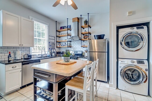 Building Photo - 513 E Harris St