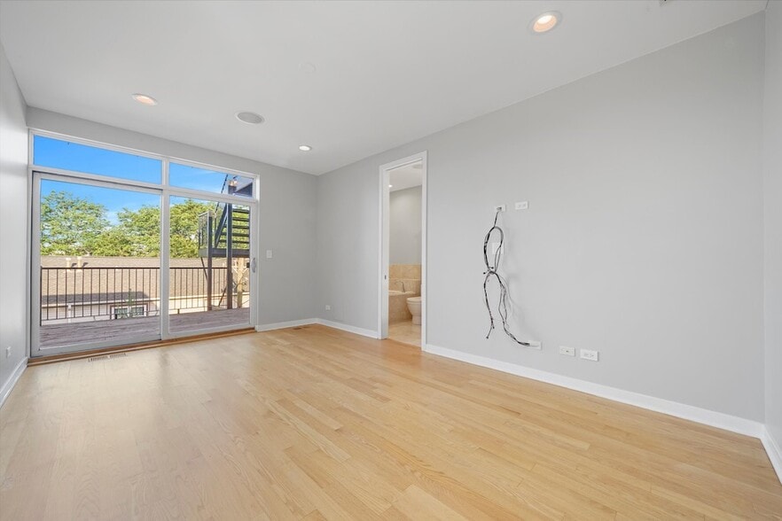 Building Photo - 1541 N Bosworth Ave