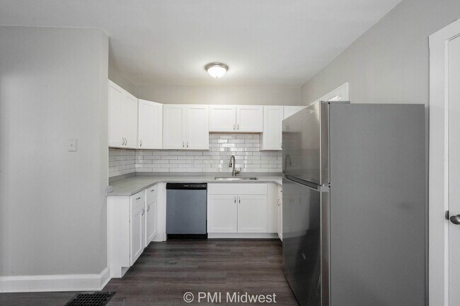 Building Photo - "Charming 3 Bedroom with Hardwood Floors i...