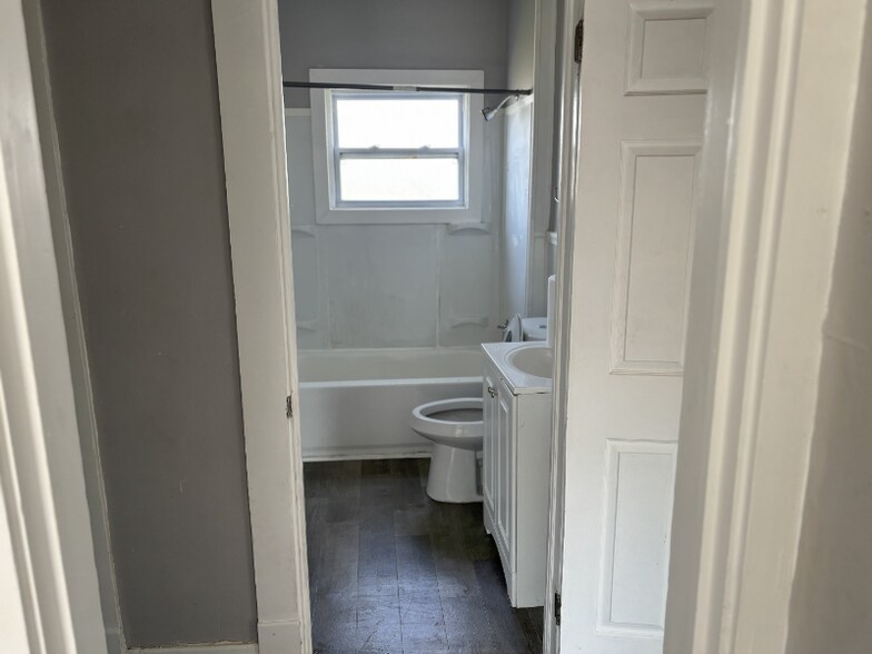 Building Photo - 2833 E 100th St