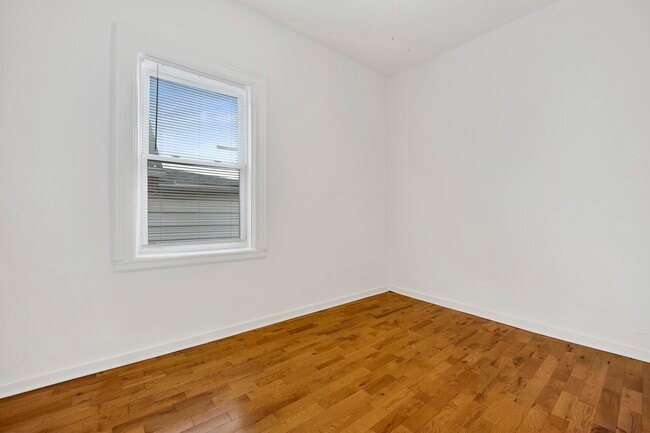 Building Photo - 2702 W 24th Pl