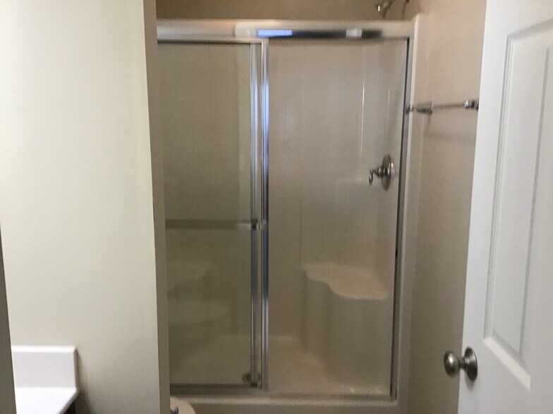 Building Photo - 195 Oakesdale Dr