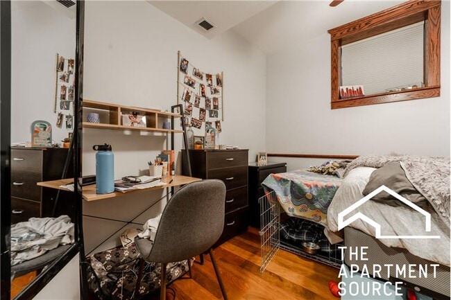 Building Photo - 1019 W Oakdale Ave