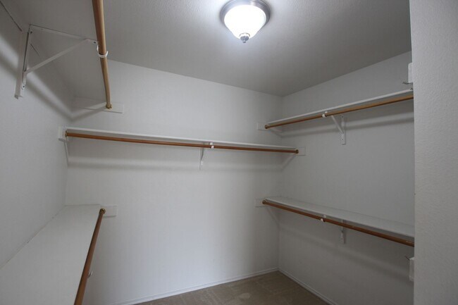 Building Photo - Beautiful 4 bedroom 2 bath home in Flint!