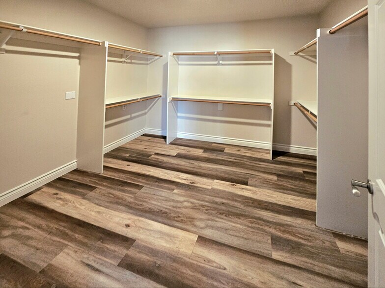 Building Photo - 7124 Farralone Ave