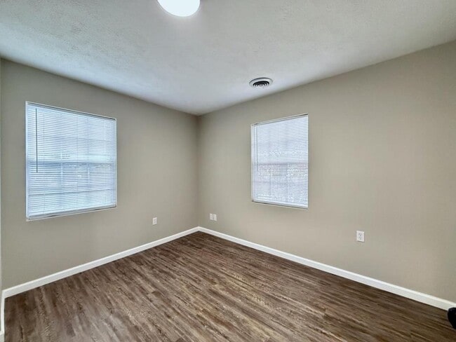 Building Photo - 11025-11107 107 Cutoff