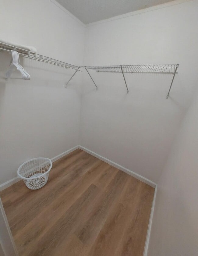 Building Photo - 1401 W 9th St