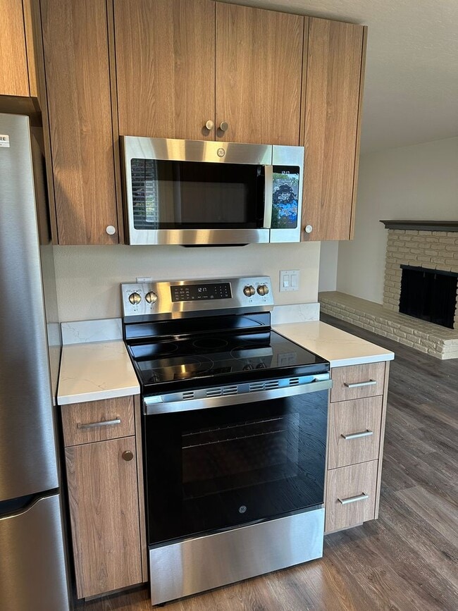 Building Photo - Beautifully updated 3 bedroom 1.5 bath dup...