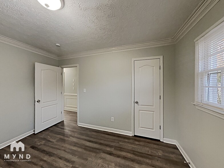 Building Photo - 585 Oak Way