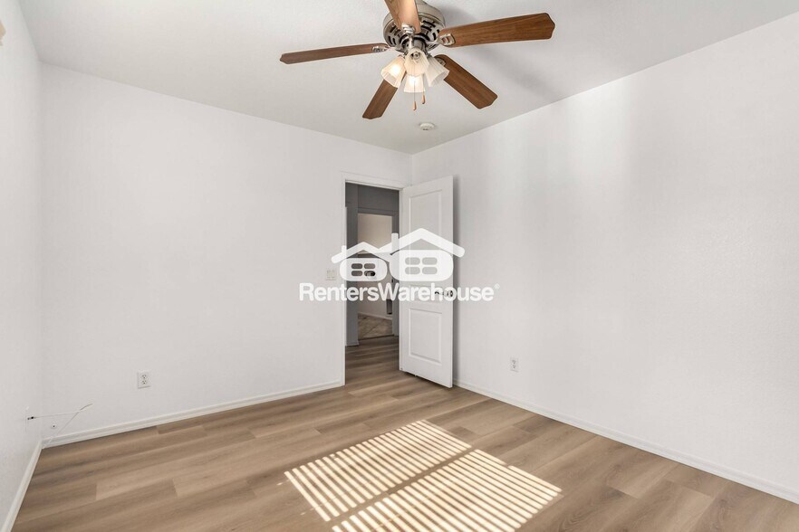 Building Photo - 14601 W Port Royale Ln