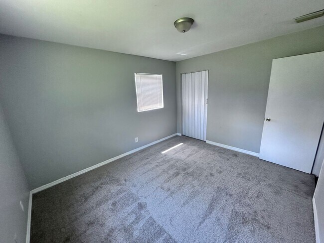 Building Photo - ** TWO WEEKS FREE** Roomy Home with Privac...